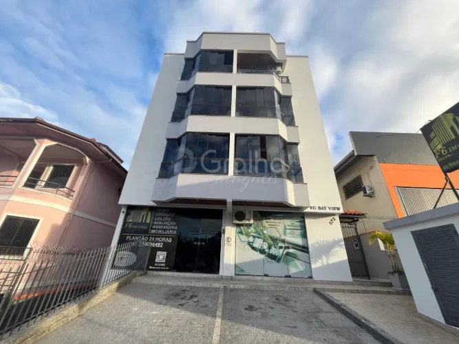 2 quartos, semi mobiliado na praia comprida