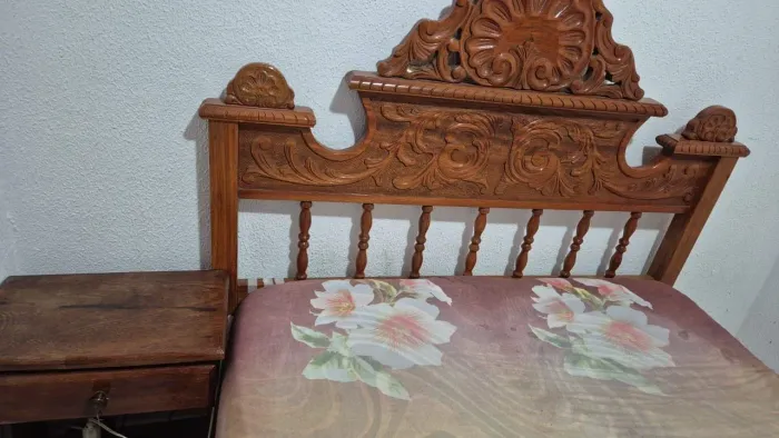 Cama de casal madeira maciça com um criado mudo 