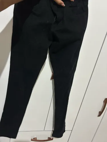 Calça nova preta veste 10 anos