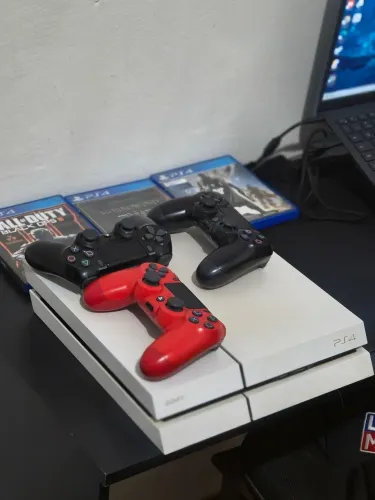 PS4 EDIÇÃO WHITE 500GB + 3 CONTROLES E 3 JOGOS