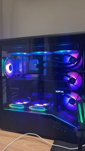 PC GAMER HIGH END - RYZEN 7 9700X + RX 9070XT 16GB