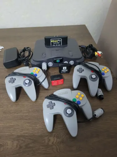 Nintendo 64 com Expansion Pak e 3 controles