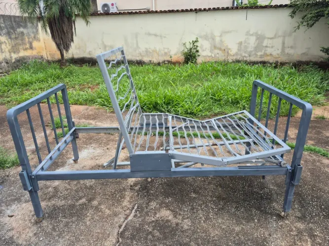 Cama hospitalar reclinável 