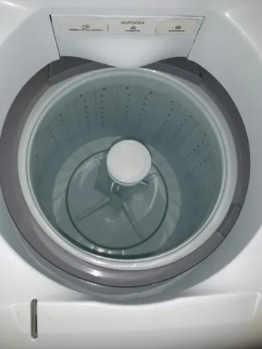 Máquina centrífuga, lava e seca.