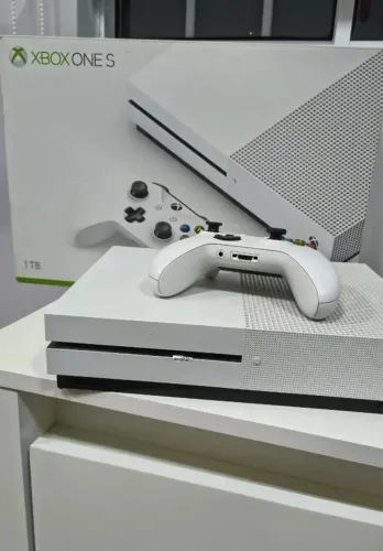 XBOX ONE S 1T + Base para Carregador de Controle