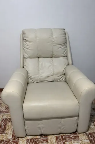 POLTRONA GRANDE NA COR BEGE