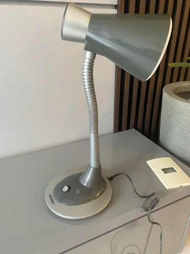Luminária de Mesa Articulada Taschiba