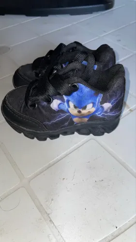 Vende-se Sapatos de criança do sonic.