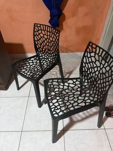 2 cadeiras de plástico perfeitas e moderna
