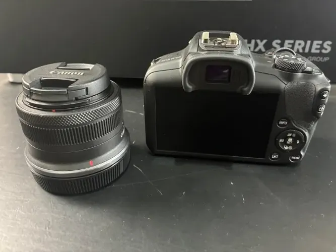 Camera Canon R100