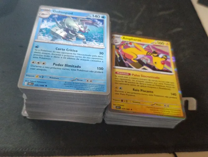 Kit Bulk Pokémon - 220 cartas sendo 70 foil/reverse