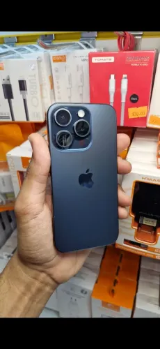 IPHONE 15 PRO (DETALHE NA TELA)