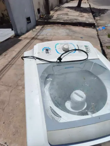 Lavadora de roupas lava, mas não centrifuga