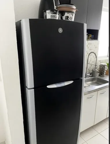Geladeira GE Preta 2 Portas com Freezer Superior - Usada