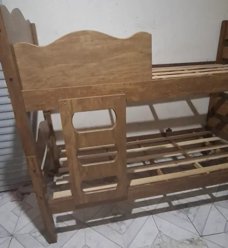 Cama beliche, que pode ser utilizada como cama solteiro. Madeira maciça e prensada.