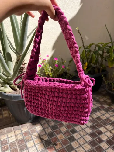 Bolsa de crochê roxa