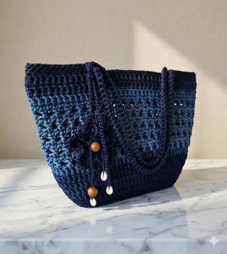 Bolsa de crochê totalmente artesanal feita em fio náutico e base de couro sintético 