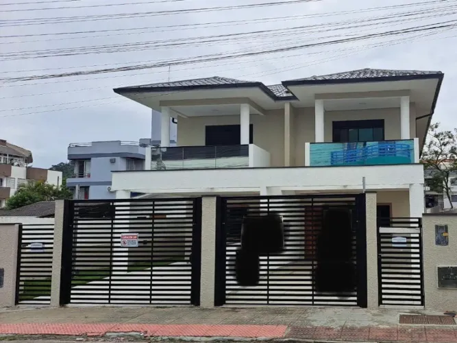 Belíssima casa de alto padrão com 3 quartos em ótima localização em Canasvieiras