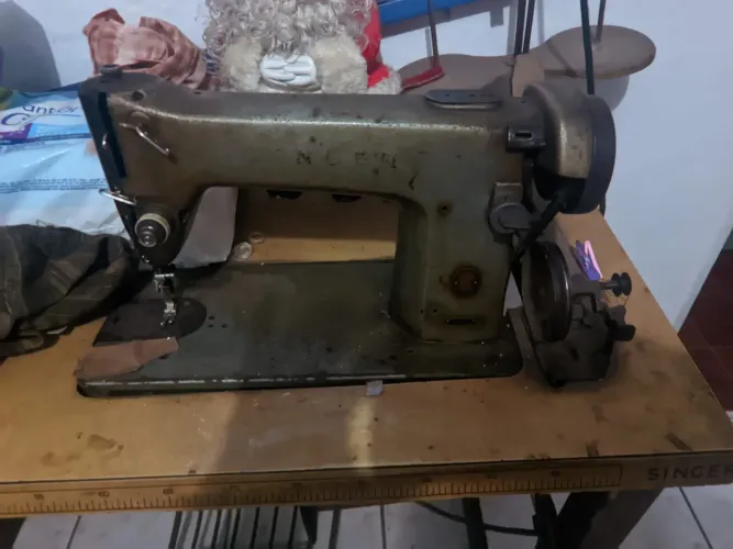 Máquina de costura orveloque e uma reta semi industrial