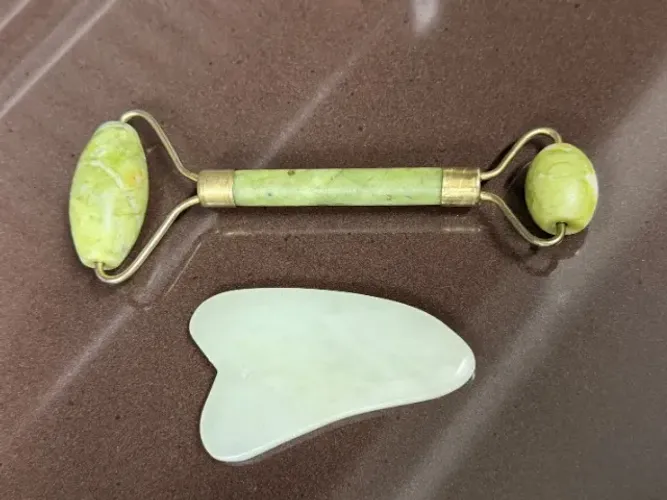 Pedra De Jade Com Placa Guasha Facial Cor Verde