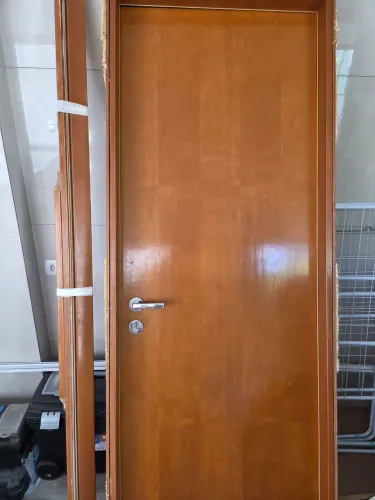 Porta completa em madeira para quarto.