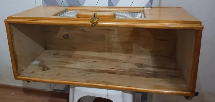 TERRARIO, comp: 80cm,larg: 32cm,alt: 30 cm,com rodinhas Giratórias c/freio, R$ 300 reais.