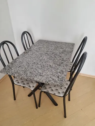 Mesa Tampo de Pedra e 4 Cadeiras
