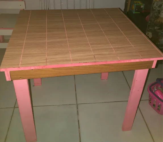 Vendo uma mesa infantil com duas cadeiras 