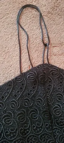 Vestido de festa com renda belíssima na parte da frente.