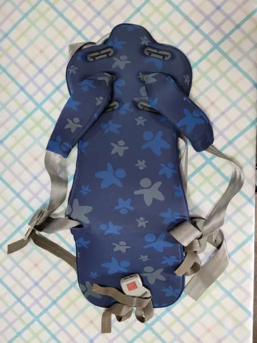 Cadeira infantil para banco do carro.