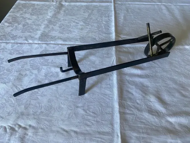 Descanso para Garrafa de Vinho Estilo Carrinho de Mão