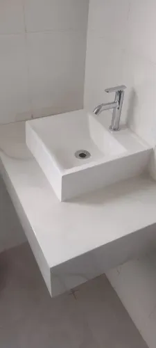 Bancada de porcelanato com cuba de sobrepor