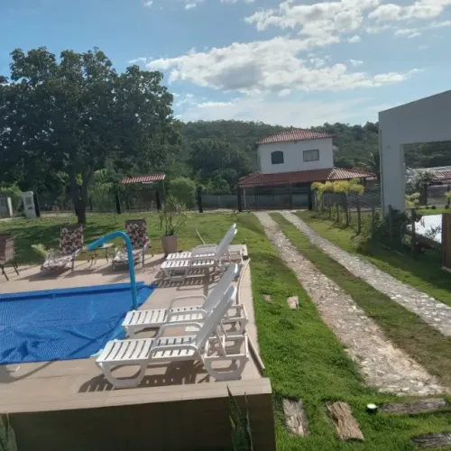 Sitio 1.000m² condomínio fechado, casa, piscina, sauna, banheiro com vestiário.
