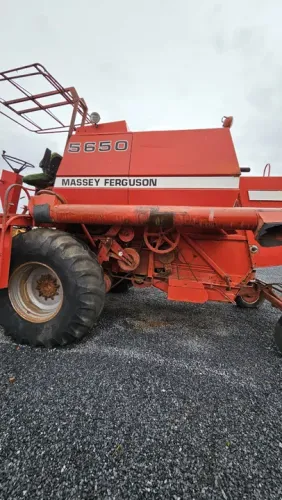 Colheitadeira MF 5650 c/plataforma 14 pés - Ano 1984
