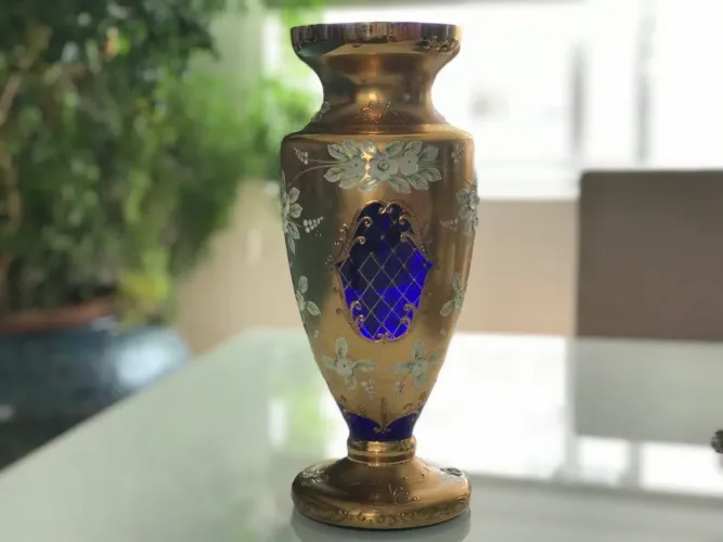 VASO VENEZIANO EM VIDRO AZUL PINTADO À MÃO EM DOURADO COM DETALHES FLORAIS EM ALTO RELEVO