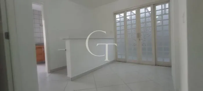 Casa comercial para locação - 08 Salas e 05 Vagas veículos - Bairro Brasil