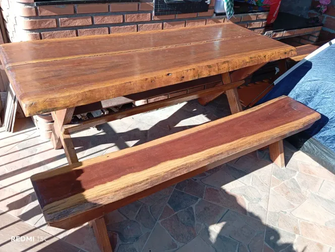 Oportunidade: Mesa de madeira rústica com bancos