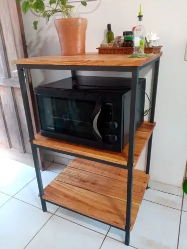 Móvel para forno com estrutura de metal e madeira