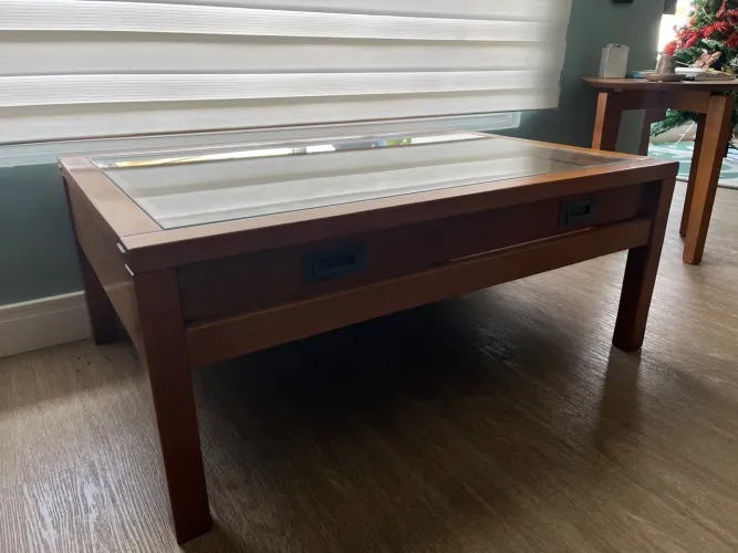 Mesa de centro armazém, da Tok Stok.  Em madeira com tampo de vidro