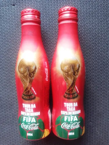 Garrafas de alumínio Da Coca Cola Comem. Tour Da Taça Da Copa Do Mundo De 2014 No Brasil.