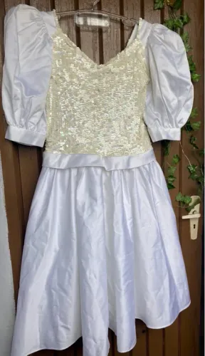 Vestido de festa branco com manga bufante, laço, lantejoulas e saia godê