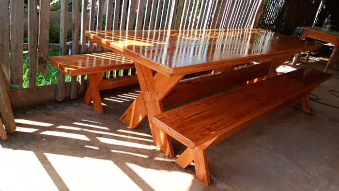 Conjunto de mesa de jantar com bancos em madeira