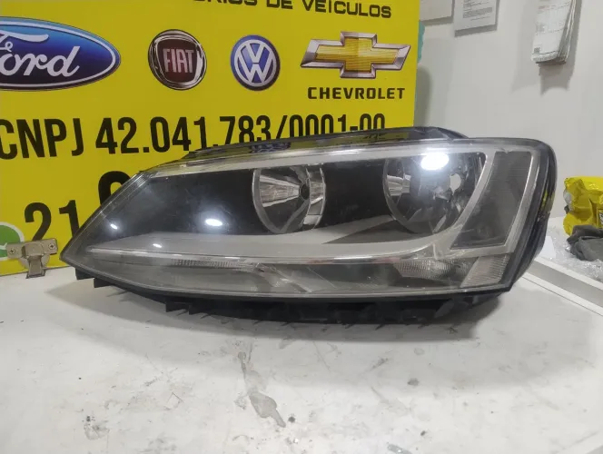 farol do Jetta 2015 lado motorista 