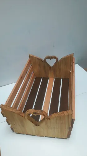 Linda Fruteira modelo Coração em madeira maciça.