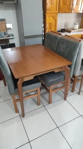 Mesa em madeira 1,20mt com 4 cadeiras