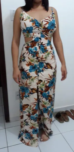 Vestido longo com abertura na cintura e botões