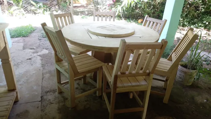 Mesa de madeira maciça