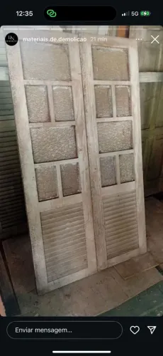 Janela de duas folhas venezianas, vidro com postigo em cedro