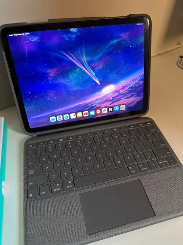 iPad Air 5 (2022) - M1 64GB Wi-Fi 10.9? + Folio Touch