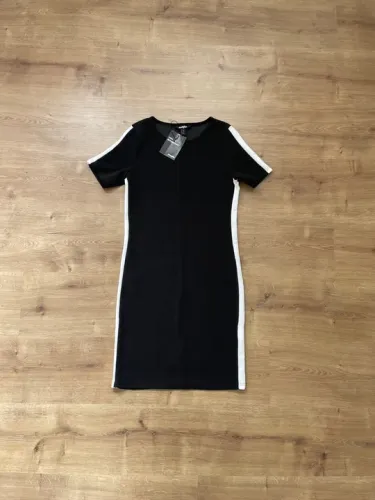 Vestido tubinho preto com listra branca lateral tam P Jennyfer NOVO